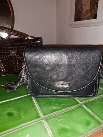 Schwarze Vintage Handtasche aus Leder, klein, zeitlos!