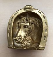 Kleine Messingschale in Hufeisenform mit Pferdekopf-Motiv