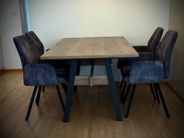 Essgruppe: Tisch mit 4 Stühlen, sehr guter Zustand!