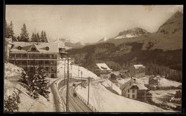 AK Arosa, Winterliche Ortsansicht mit Bahnlinie und Hotels