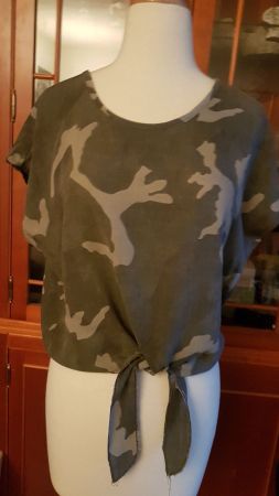 Olives Camouflage-Top zum Binden vorne