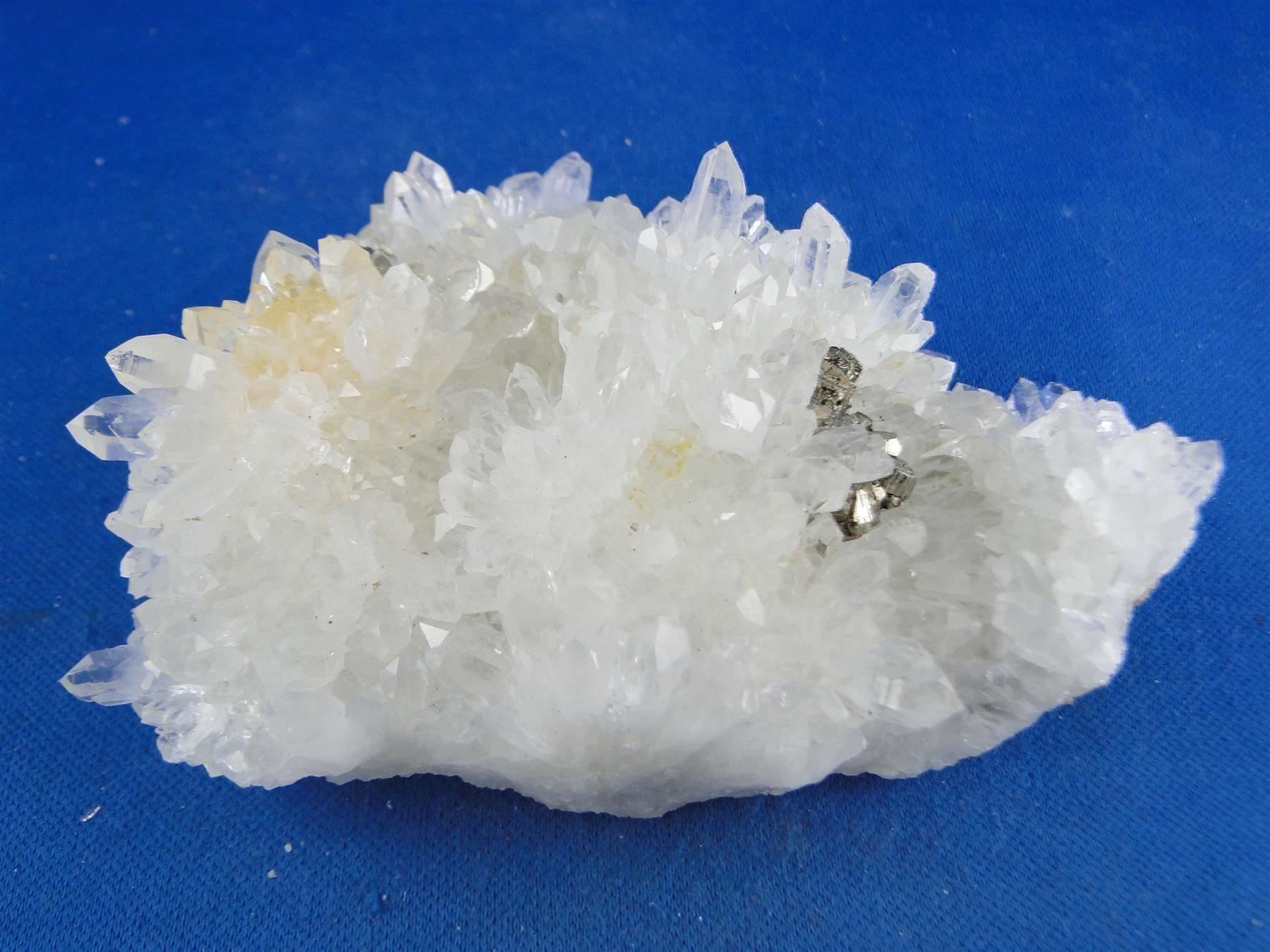 Minerali & Pietre curative: Bergkristall mit Chalkopyrit – Usato da Schinznach Bad venduto da Demerald 4
