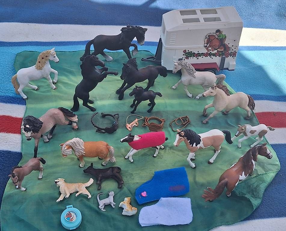 Giocattoli: Schleich Pferde Set mit Anhänger& Zubehör  – Usato da Rüti ZH venduto da la-93