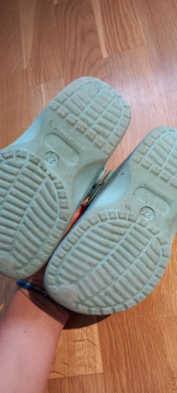 Chaussures garçon: Kinder Clogs hellblau Grösse 27 gebraucht – D'occasion à Oberburg par liawit 1