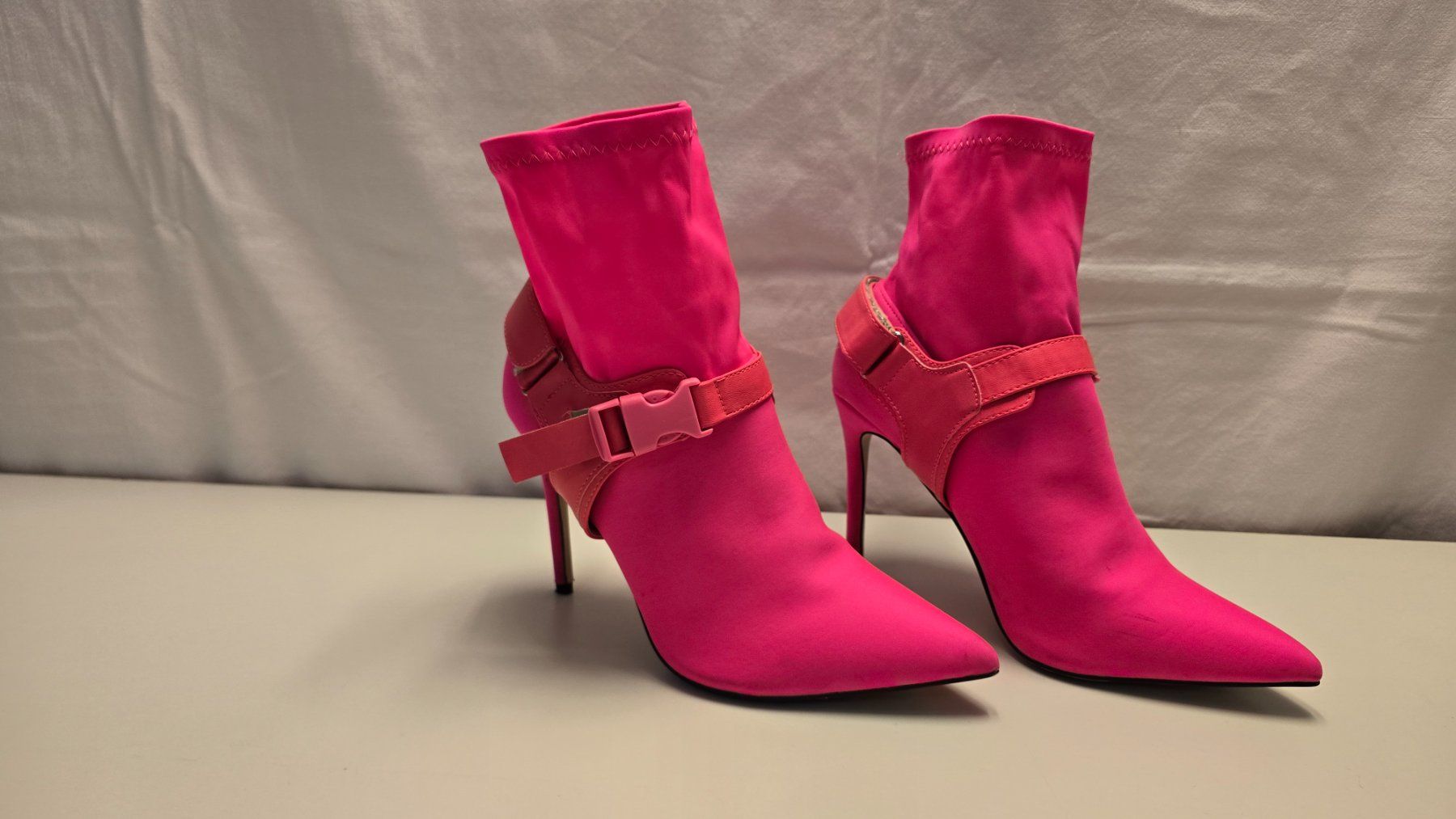 Damenschuhe: Pink fluorescent High Heels Stiletto – Neu (gemäss Beschreibung) aus Zürich von Bobesfee