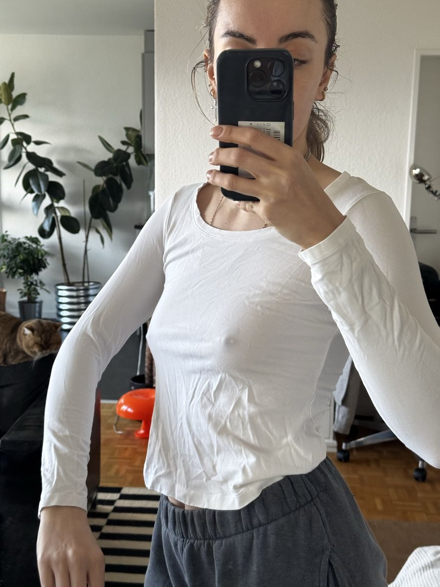 Top: basic white longsleeve Top – Usato da Zürich venduto da forestF4iry 1