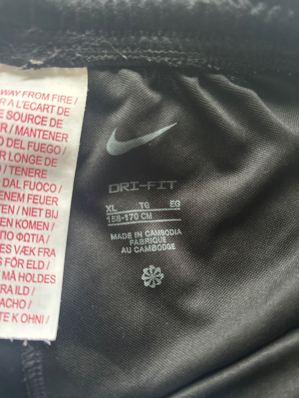 Nike Pantaloni: YB Sporthose schwarz NIKE – Usato da Lohn-Ammannsegg venduto da norina_3 4