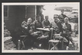 OFFIZIERE und  SOLDATEN vor der HÜTTE  (P