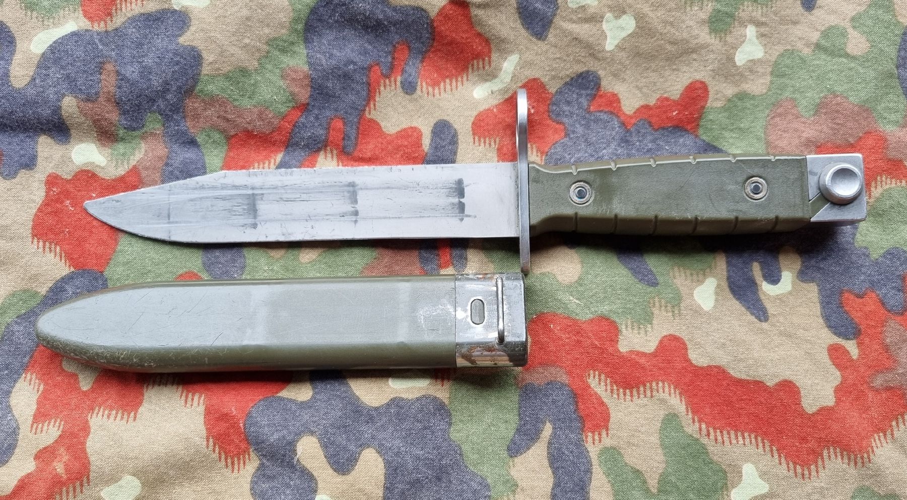 Schweizer Armee Stichwaffen: Bajonett 90er/Victorinox  – Gebraucht aus Burgistein von  1