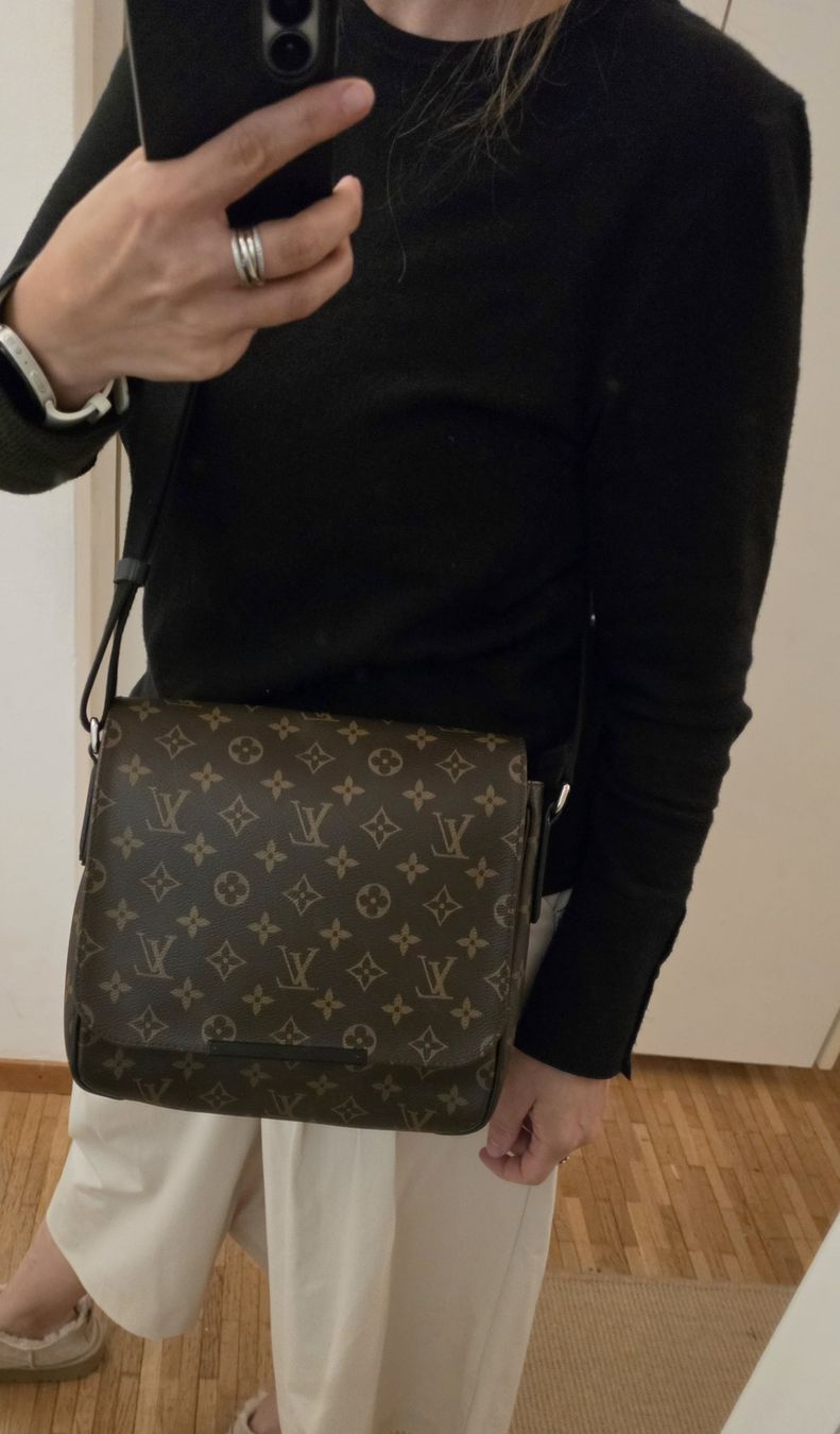 Louis Vuitton Taschen: Louis Vuitton District PM Umhängetasche Monogram Macassar – Gebraucht aus St. Gallen von heartbug 1