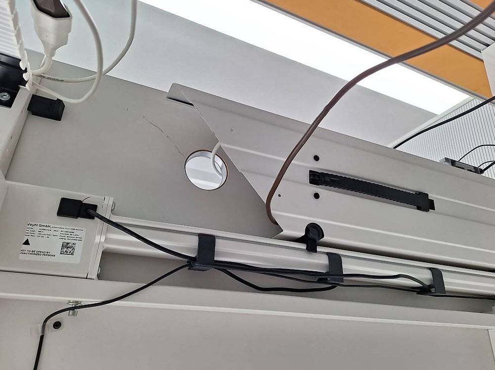 Scrivanie: Elektrisch höhenverstellbarer Bürotisch – Usato da Schüpfen venduto da Luecku 3