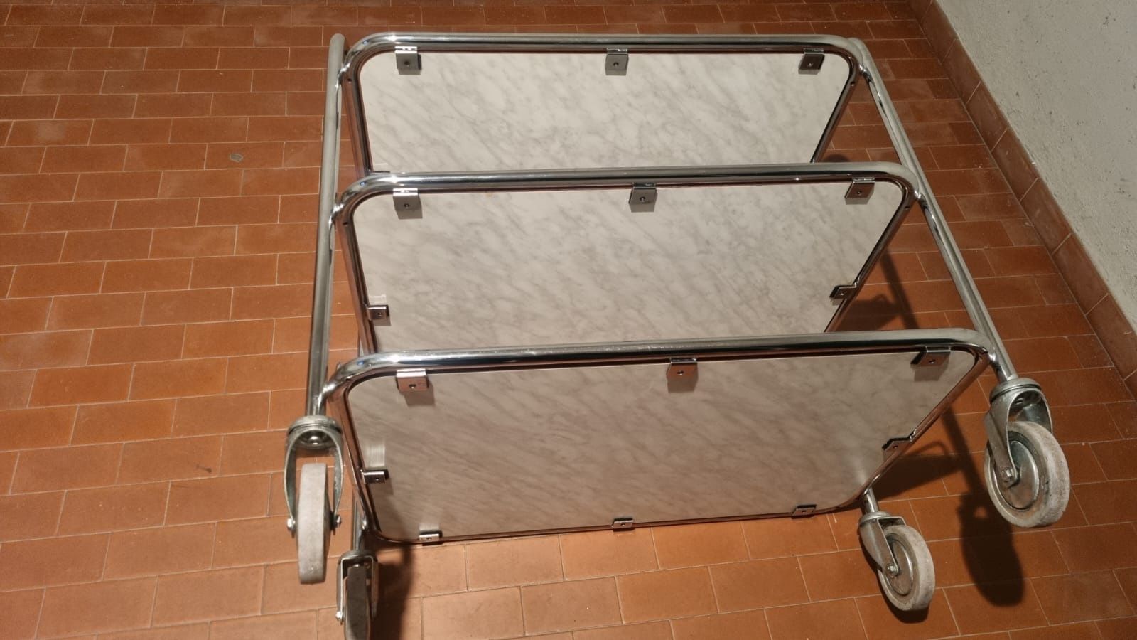 Carrelli di servizio: robuster Servierwagen, Chrom, 3-stöckig – Usato da Oberengstringen venduto da George0070 5