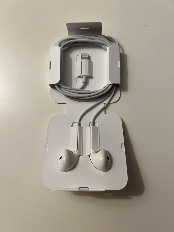 Apple Earpods mit Lightning Anschluss und Sprachsteuerung Kaufen auf