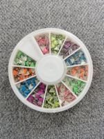 Neonfarbene Dreiecke für Nageldesigns