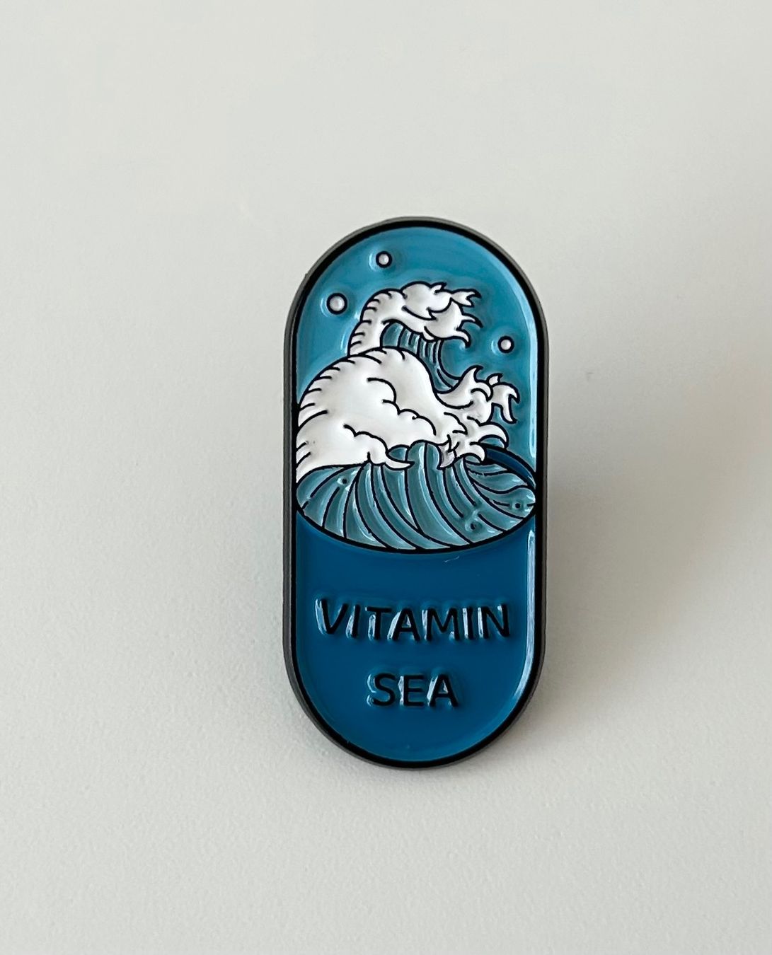 Placchette & Badge: Pin - Vitamin Sea - New – Nuovo (secondo la descrizione) da Basel venduto da lau_982w