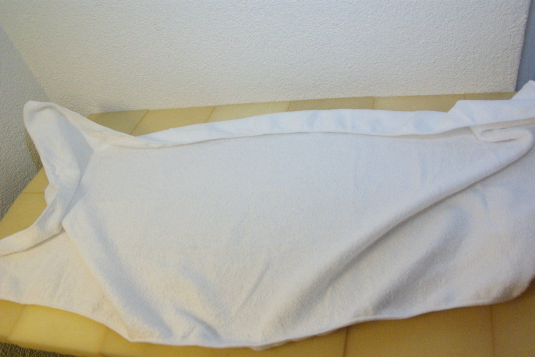 Teli da bagno: weisses Tuch, 80% Polyester + 20% Polyamide – Nuovo (secondo la descrizione) da Herisau venduto da Cevianer1844 1