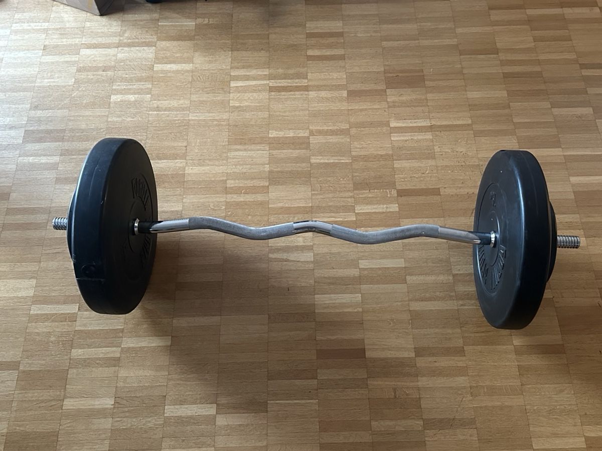 Hanteln & Gewichte: Curlstange mit Gewichtsscheiben 42kg – Gebraucht aus Herrliberg von psm_67l5
