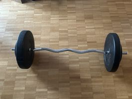 Curlstange mit Gewichtsscheiben 42kg