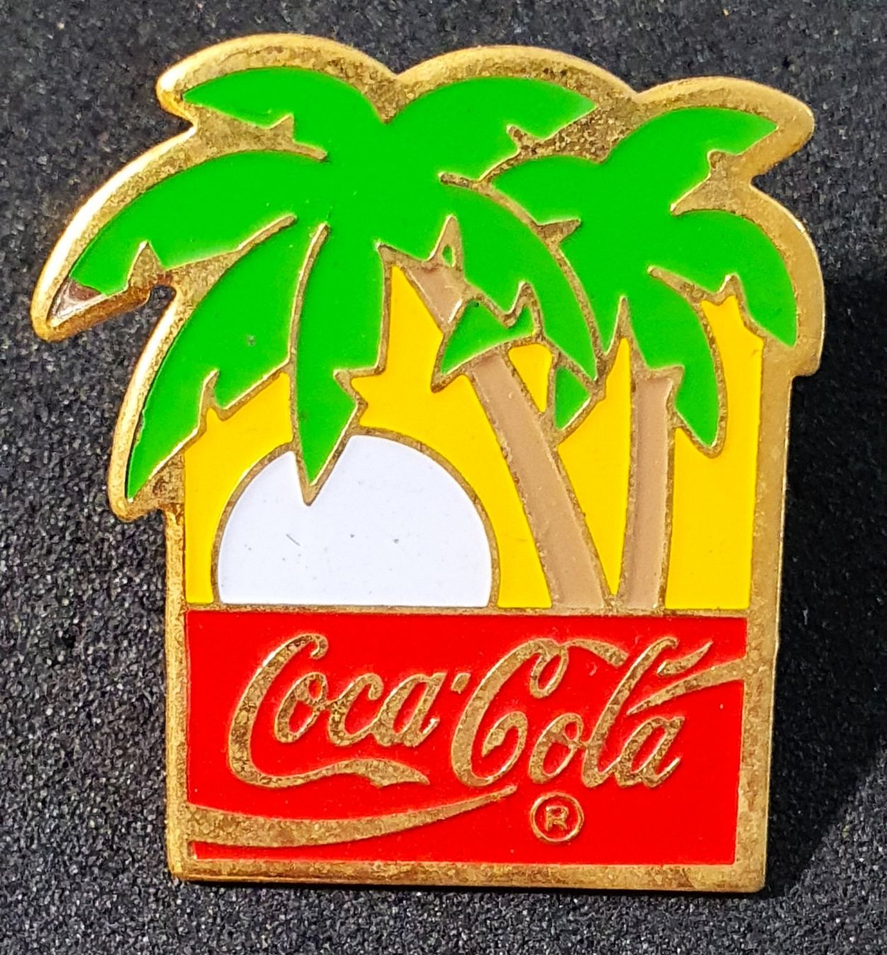 Placchette & Badge: BB711 - Pin Drink Coca Cola Insel – Usato da Reinach BL venduto da Boston-Verkauf
