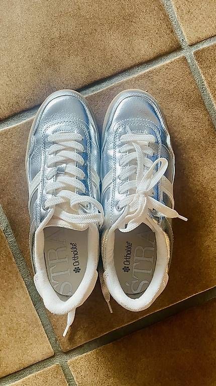 Scarpe da donna: Silberner Sneaker – Usato da Gerlafingen venduto da Flavia9 1