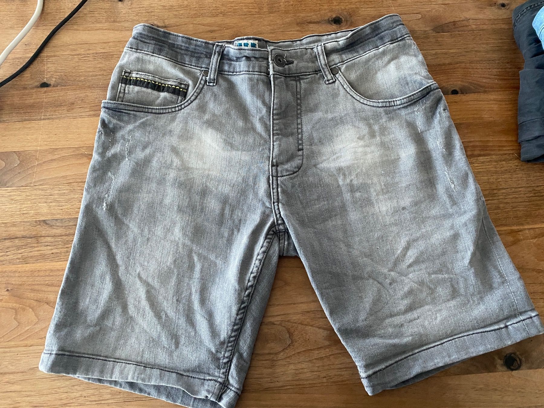 Jeans: Jeans Shorts Schwarz Gr. 48 – Usato da Schnottwil venduto da Garuso