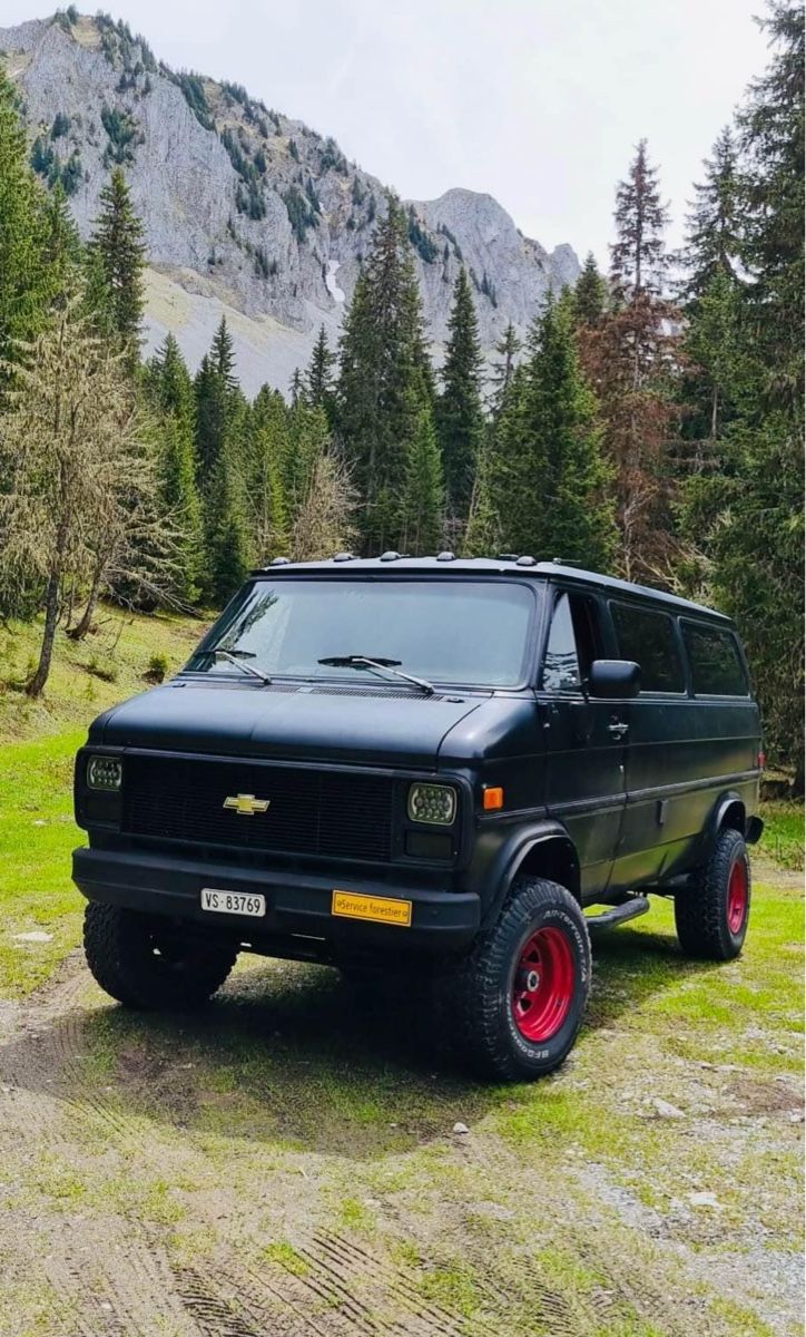 Chevrolet Automobili: CHEVROLET G30 VAN 4x4 V8 – Usato da Val-d'Illiez venduto da LuckLuc