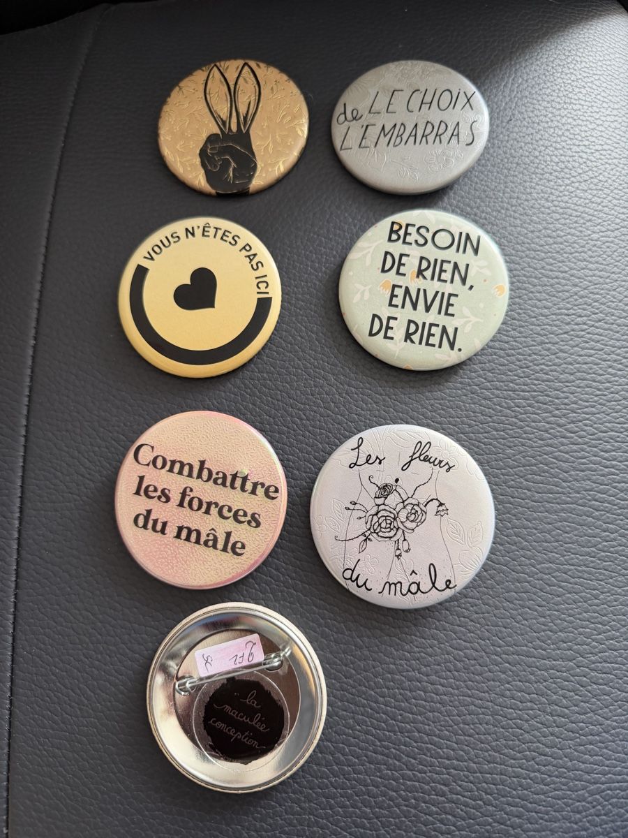 Placchette & Badge: 12 badges neufs de la créatrice La Maculée Conception à  – Nuovo e nell'imballaggio originale da Dombresson venduto da feline_ne 2