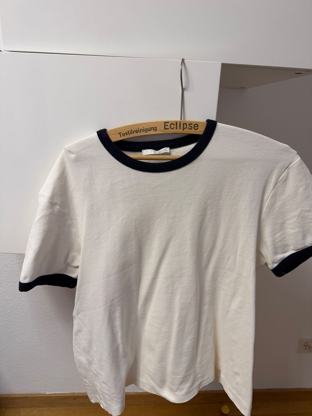 Zara T-Shirts: Zara Basic T-Shirt, Grösse L, Weiss mit schwarzen Details – Gebraucht aus Basel von vlo_5wjf