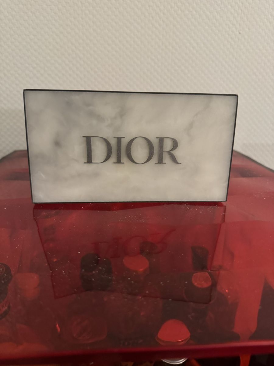 Altro in Decorazioni & Accessori: Présentoir Dior – Nuovo e nell'imballaggio originale da Neuchatel venduto da mar_9blm