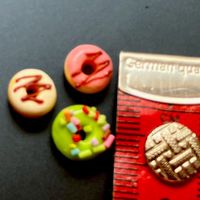 3 verschiedene bunte Donuts für Puppenstuben. Handarbeit.