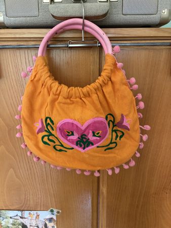 Handtasche orange mit Herz Stickerei und Bommeln