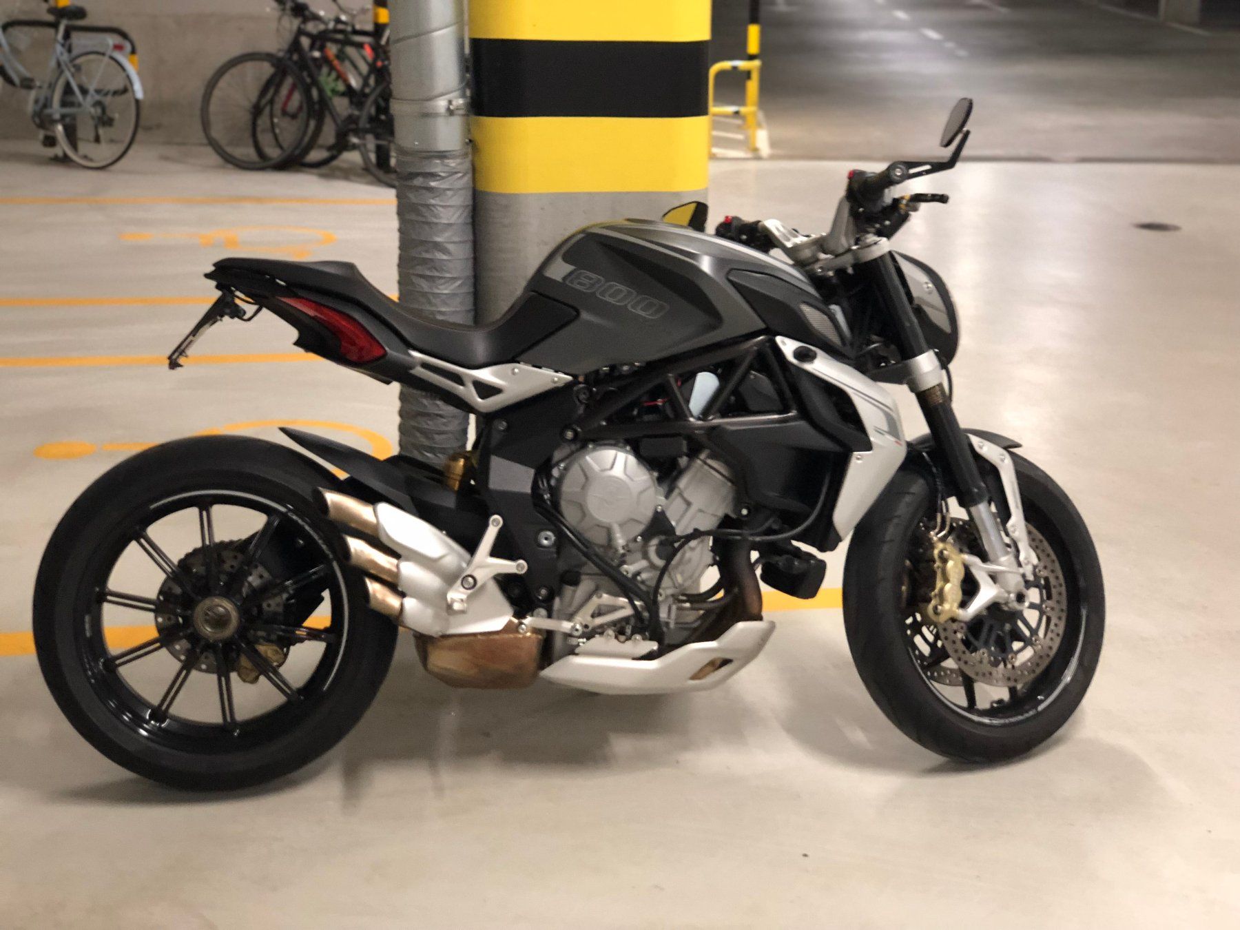 MV Agusta Strasse: MV Agusta Brutale Dragster 800cc 2015 endommagée – Defekt aus Grens von Skip710
