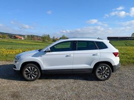 Skoda Karoq 1.5 TSI DSG AHK SHZ EZ 03/2022 < 60k km Garantie