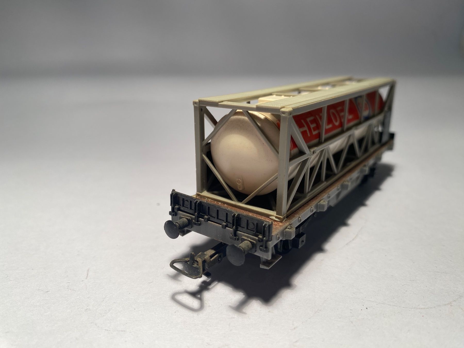 Kleinbahn Modelleisenbahnen: Kleinbahn, Container Transportwagen ESSO, DC Achsen – Gebraucht aus Buchrain von Modellbahn11 2