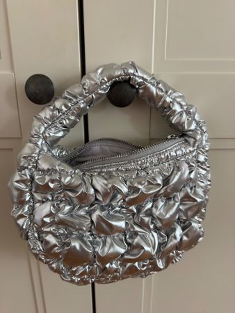 silberne COS Tasche