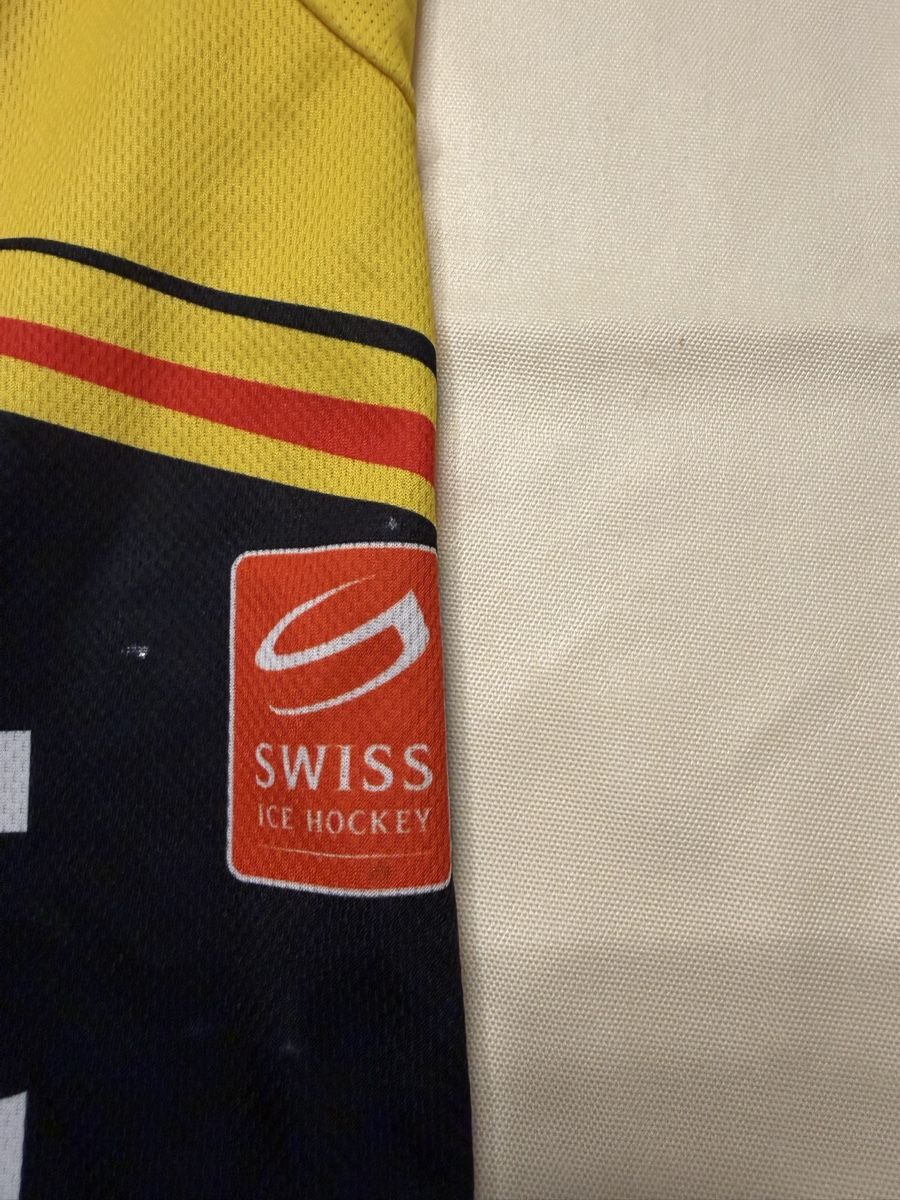 Gameworn Canottiere & Pantaloni: SC Bern Gameworntrikot Junioren Nummer 9 Grösse XL – Usato da Suhr venduto da Oppel 3