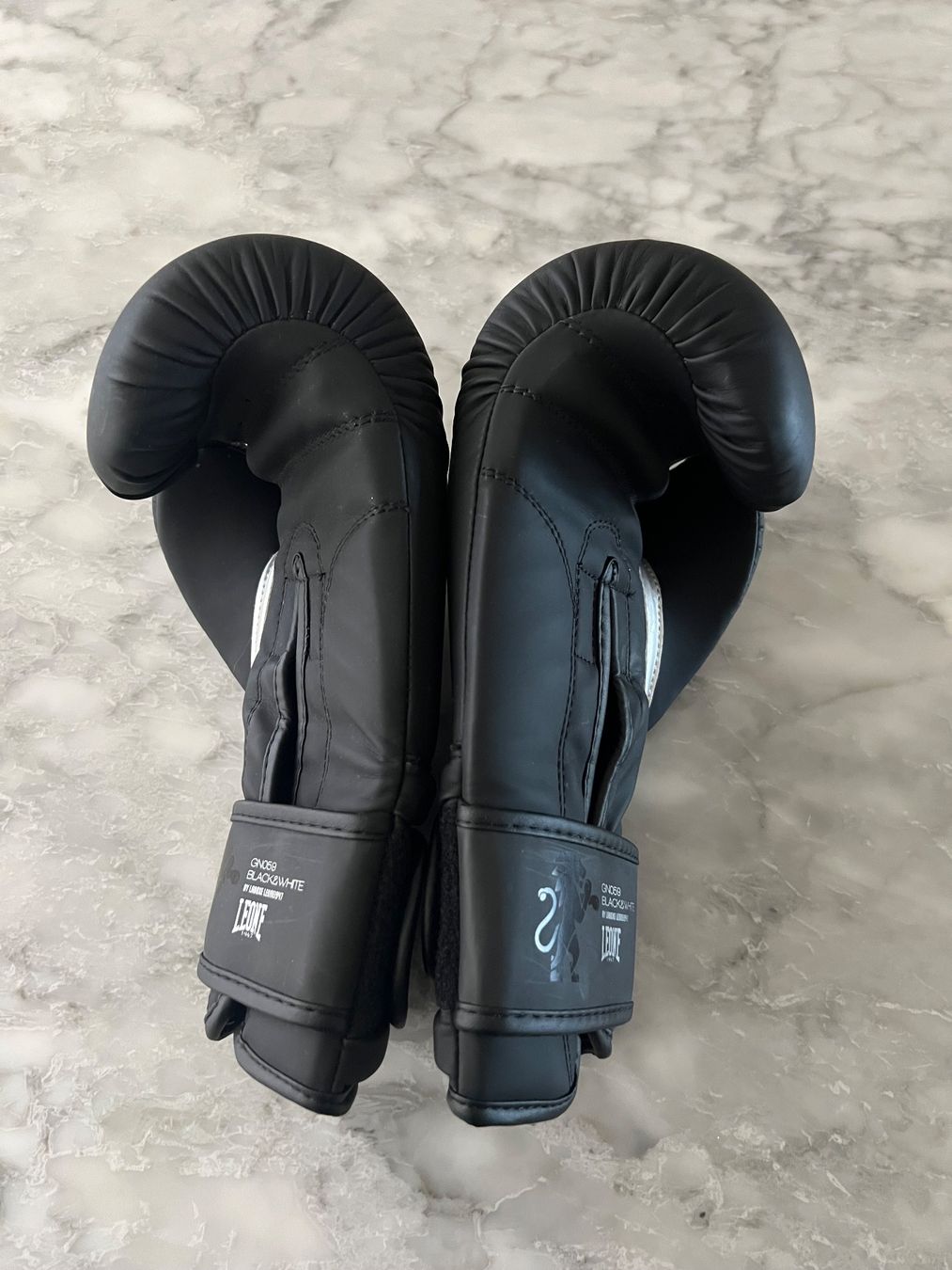 Guanti & manicotti: Boxhandschuhe Leone Black Small Hand 10 OZ – Usato da Hünenberg See venduto da mississauga 4