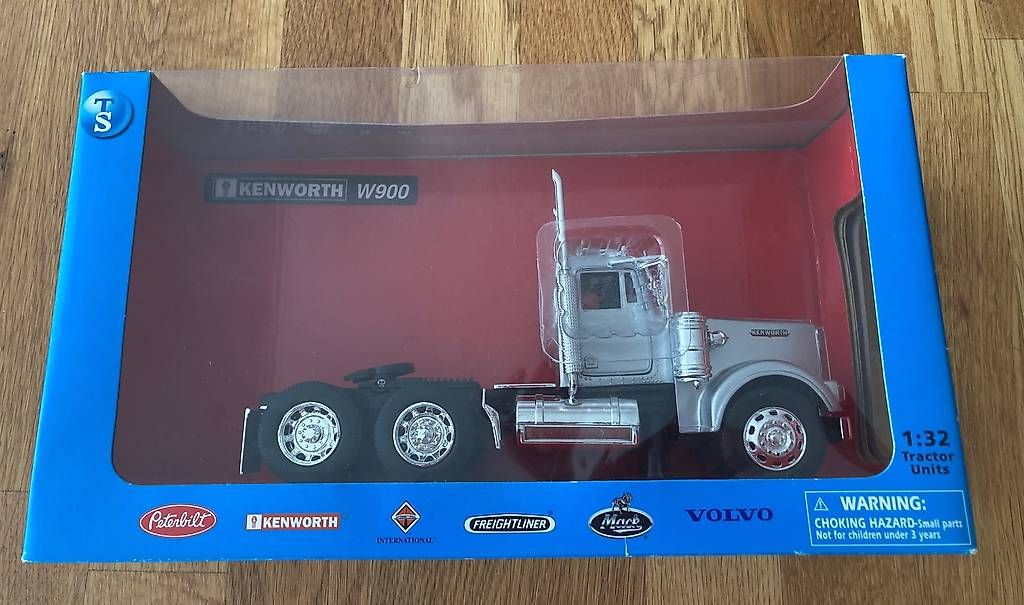 Modellini d'auto: 1/32 Kenworth & Auflieger – Nuovo e nell'imballaggio originale da St.Gallen venduto da Timon050503