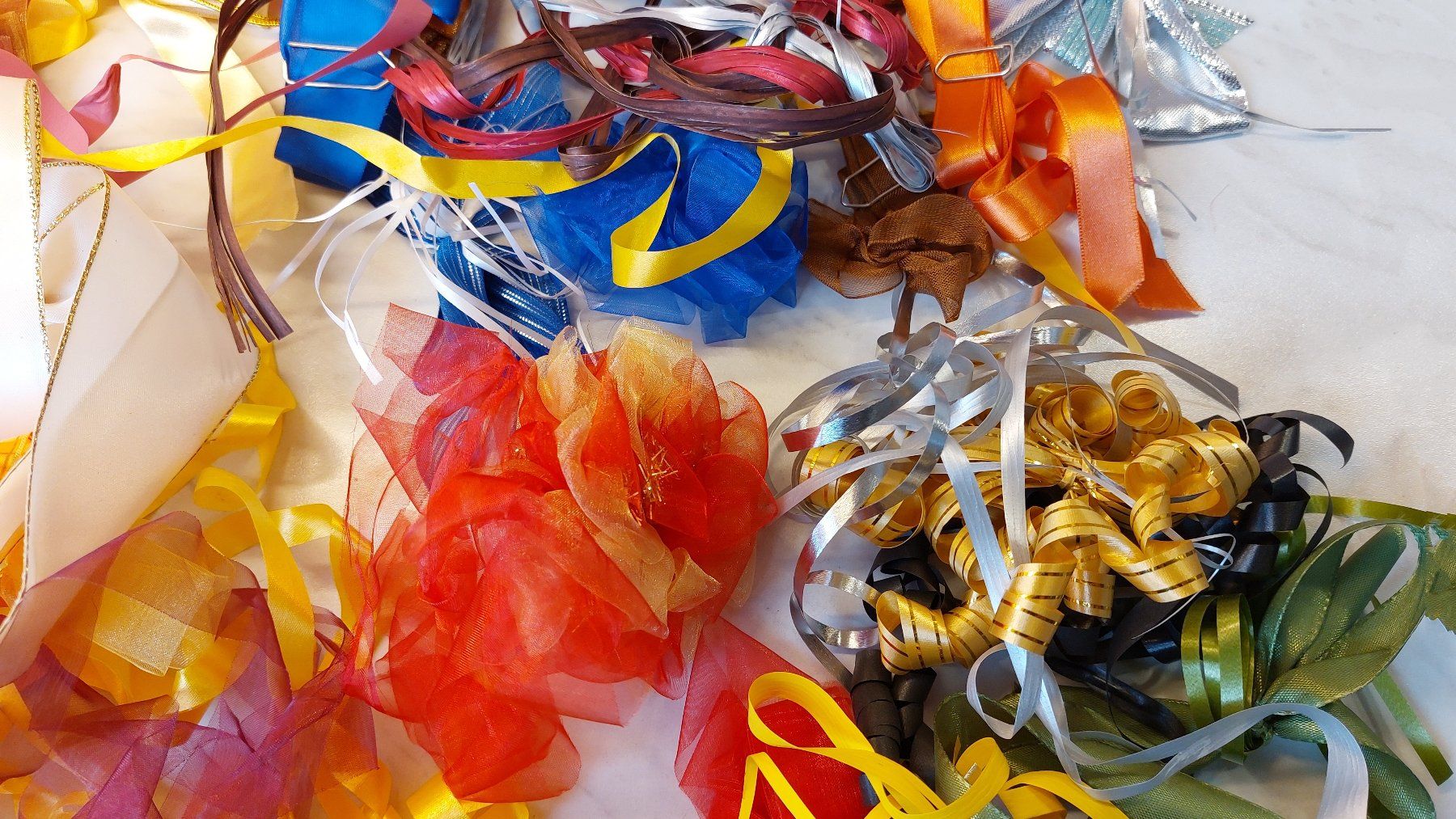 Dekobänder: Geschenkband Set mit Schleifen diverse Farben – Gebraucht aus Zollikofen von Blackie 4