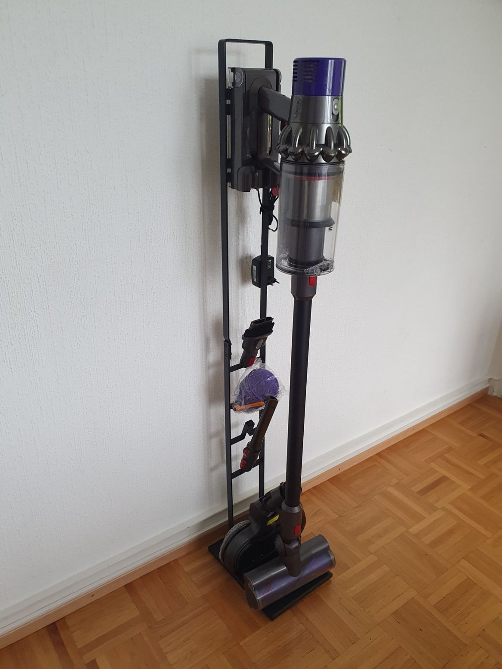 Dyson Aspirapolveri & Accessori: Dyson V10 avec stations de rangement – Usato da Prilly venduto da RoDyRe