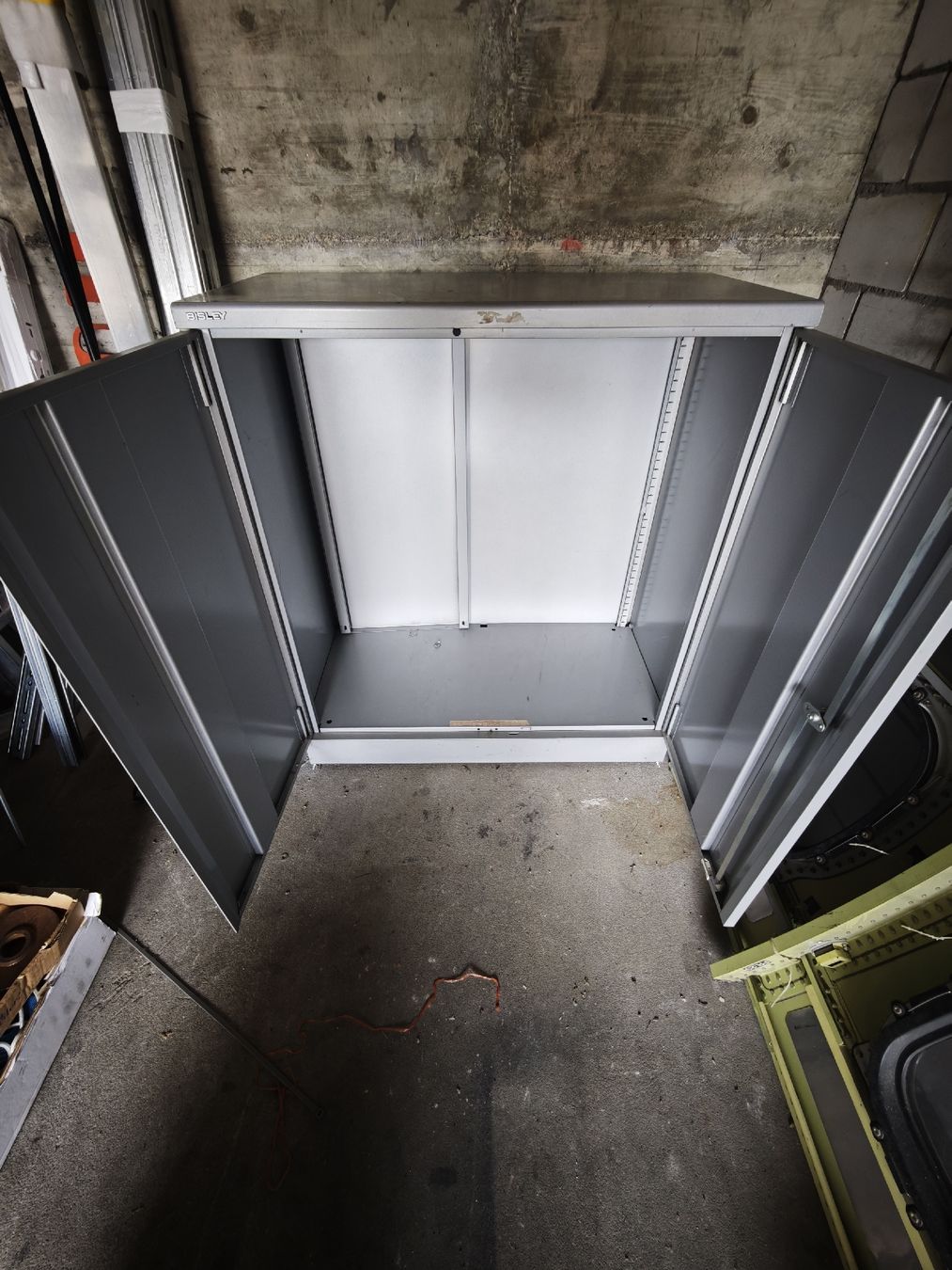 Schränke: Metallschrank grau gebraucht – Gebraucht aus Wauwil von NEXUS10 1