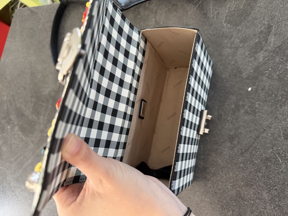 Guess Sacs femmes: Sac à main Guess à carreaux – D'occasion à Granges VS par Oliviaaaaaa 2