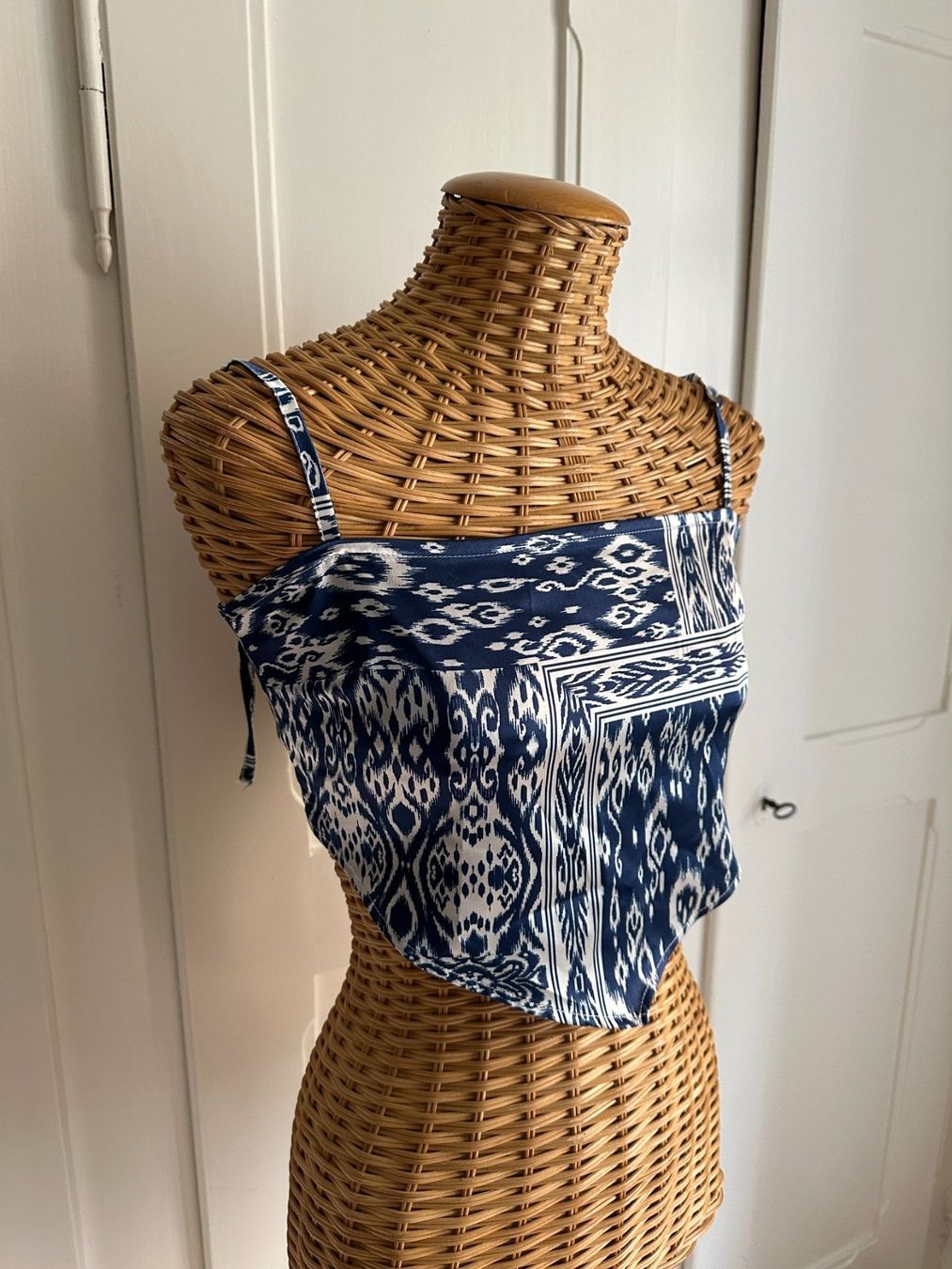 Tally Weijl Top: Satin Top blau-weiss gemustert S – Usato da Zürich venduto da Diazaio 1