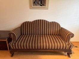 Sofa mit Streifenmuster und Holzrahmen guter Zustand