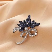 Elegante Brosche mit blauen & weissen Kristallen