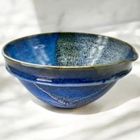 Corbeil à fruits en céramique émaillée de ton bleu signé M