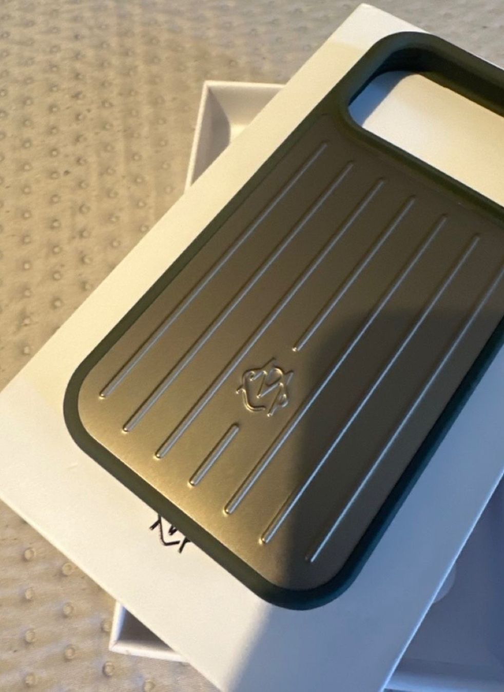 Apple Cover & Protezioni schermo: Case iPhone 17 Pro RIMOWA – Nuovo (secondo la descrizione) da Schötz venduto da sar_8xg7 1