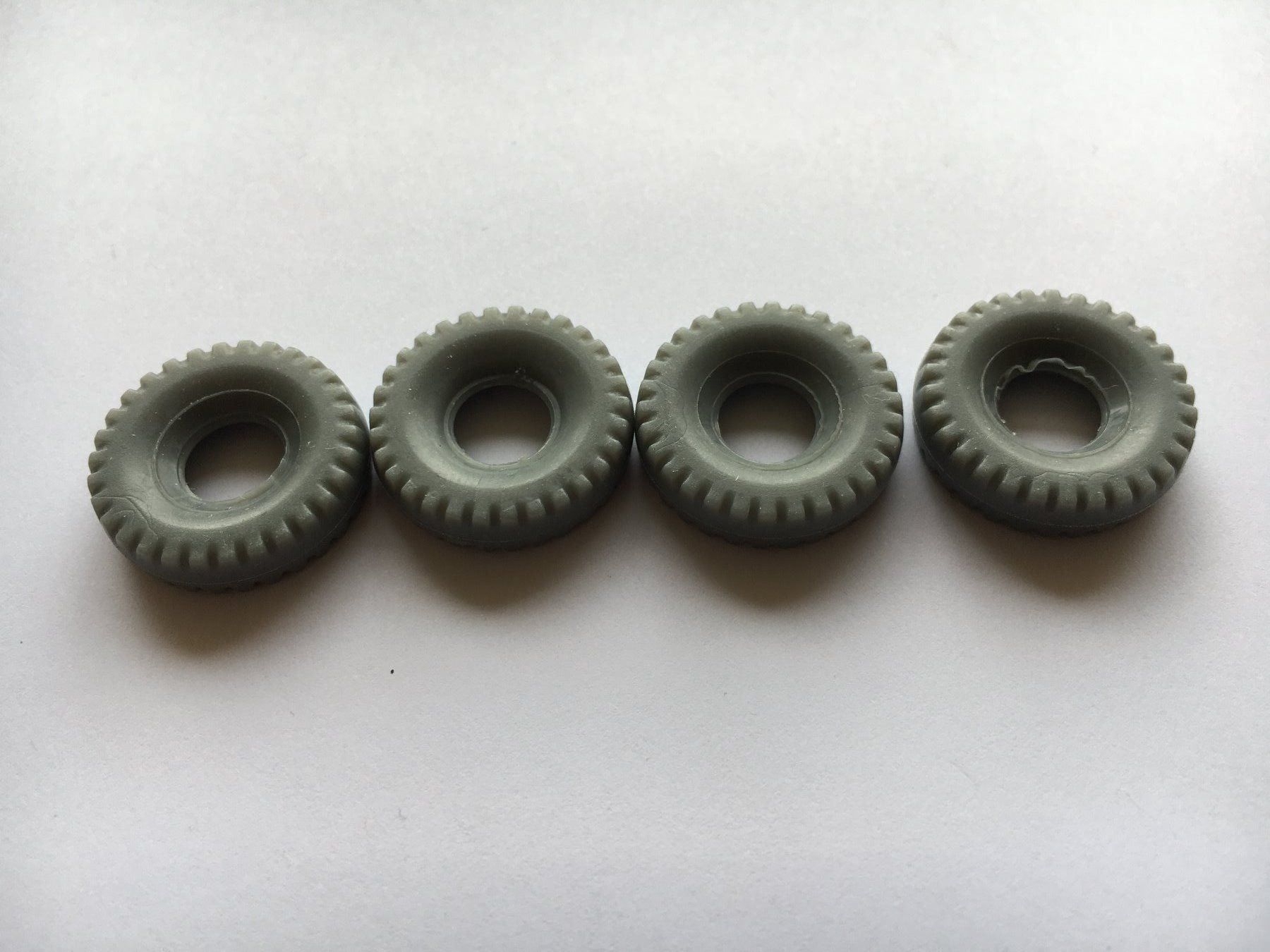 Lot De 50 Petits Pneus Lisses DINKY - Blanc - Standard 15/8 - Pour Petites Voitures - Occasion Vintage