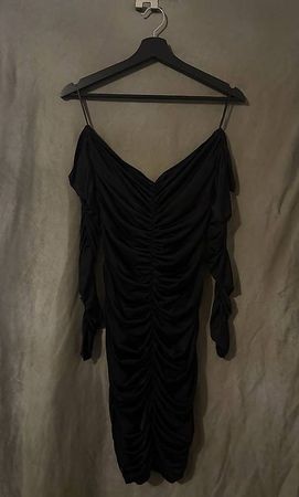 Schwarzes Mini-Partykleid mit Raffung