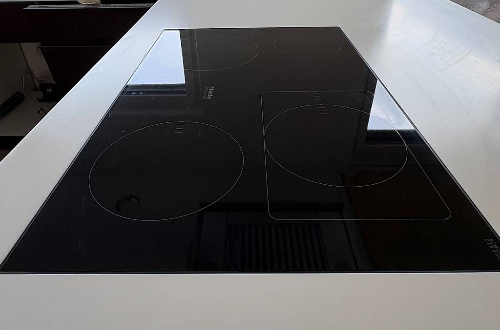 Cucine: Induktionskochfeld und Dampfabzug  – Usato da Willisau venduto da GT047 1